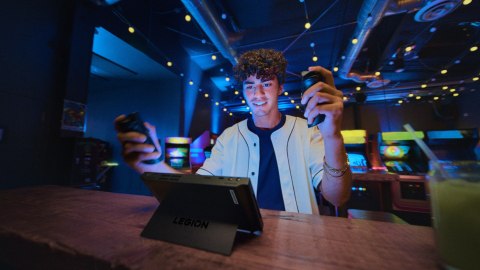 Lenovo Lenovo Legion Go 8APU1 Ryzen Z1 Extreme 8.8" WQXGA IPS 500nits Glossy 144Hz 16GB LPDDR5x-7500 SSD512 AMD Radeon Graphics Win11 S